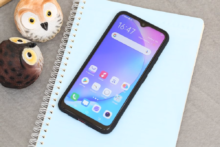 Nhiều người có thói quen đặt điện thoại ngửa mặt lên bàn để dễ xem thông báo.