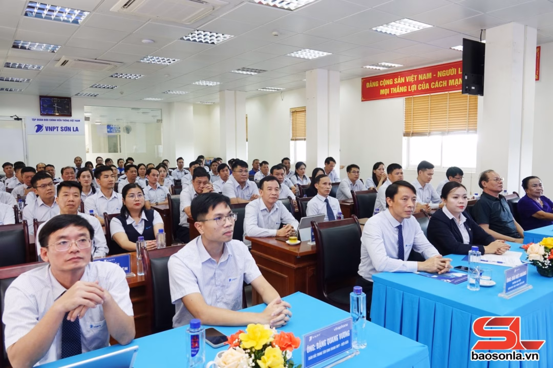 Các đại biểu dự Lễ bàn giao.