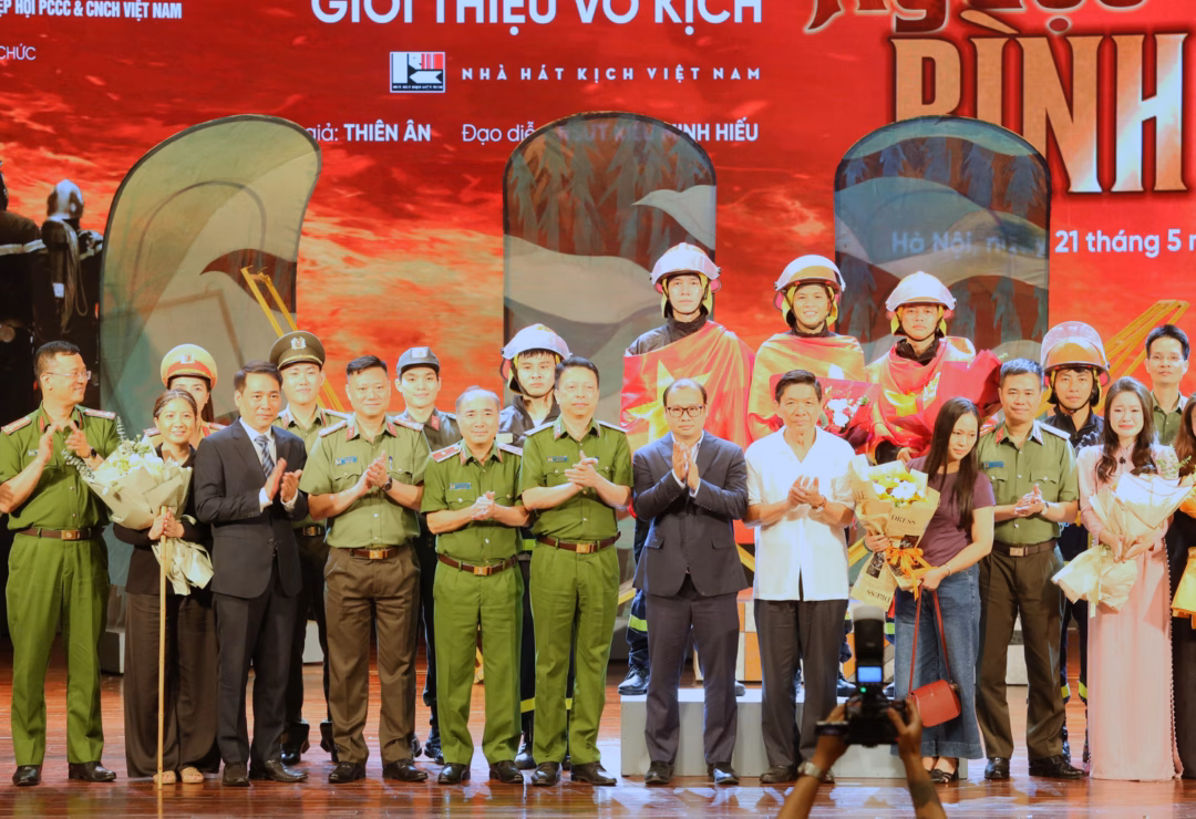 C&aacute;c đại biểu chụp ảnh c&ugrave;ng ekip thực hiện vở diễn &lsquo;Ngược chiều b&igrave;nh an&rsquo;