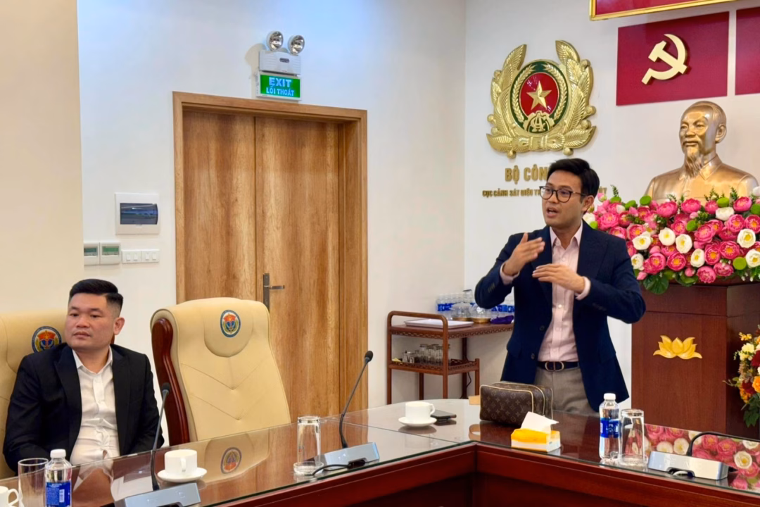 Cường Cá và NSƯT Thái Sơn tại Cục Cảnh sát điều tra tội phạm về ma túy Cường Cá và NSƯT Thái Sơn tại Cục Cảnh sát điều tra tội phạm về ma túy