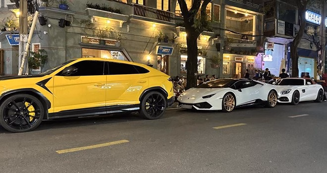 Bộ ba siêu xe tại TPHCM Bộ ba siêu xe Lamborghini Huracan, Lamborghini Urus và Mercedes-AMG GT Roadster tại TPHCM