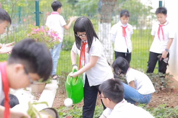 Phụ huynh v&agrave; học sinh tham gia hội chợ kỹ năng sống