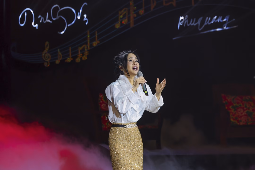 Hồng Nhung biểu diễn tr&ecirc;n s&acirc;n khấu Ho&agrave;i niệm