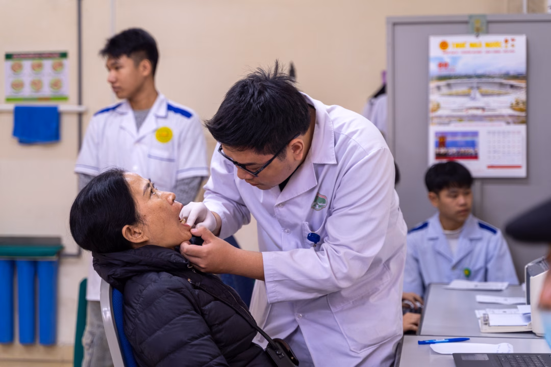 Người d&acirc;n Thanh H&oacute;a kiểm tra sức khỏe răng miệng tại Doctor Tour