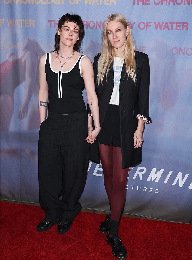 Kristen và Dylan Meyer trong trang phục ton sur ton Kristen và Dylan Meyer trong trang phục ton sur ton