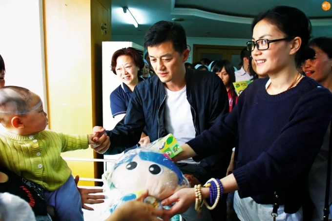 L&yacute; &Aacute; Bằng v&agrave; Vương Phi khi c&ograve;n c&ugrave;ng điều h&agrave;nh viện