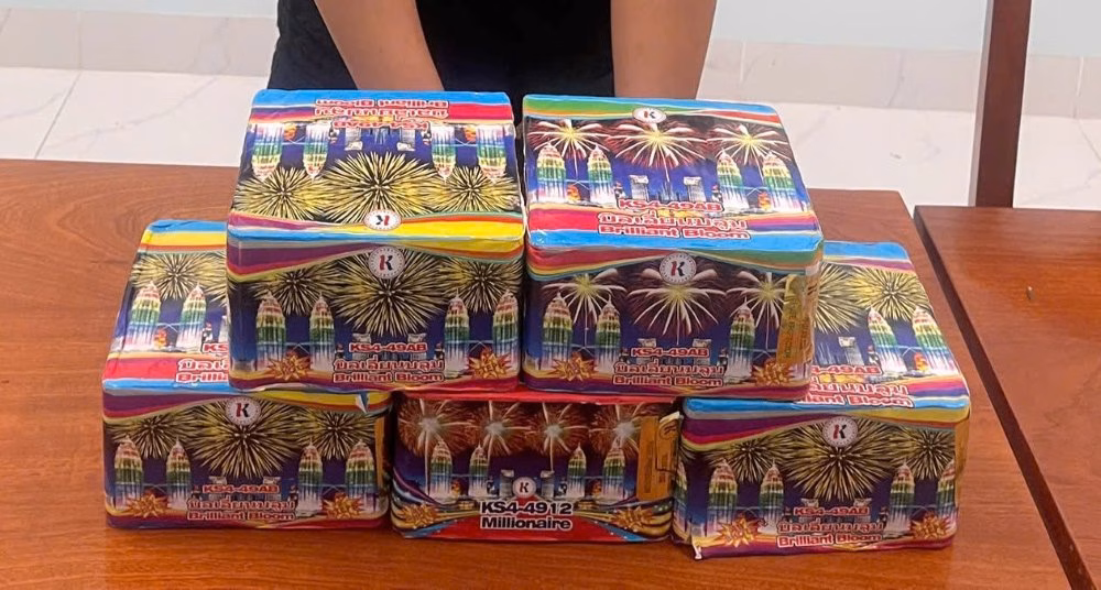 Số lượng ph&aacute;o hoa nổ bị thu giữ trong vụ &aacute;n