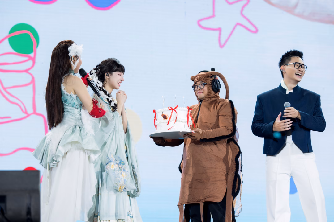 Phương Mỹ Chi nhận qu&agrave; sao từ Kelou tại buổi L&ograve; C&ograve;