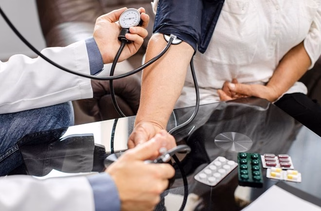 Tăng huyết &aacute;p &aacute;o trắng do căng thẳng khi kh&aacute;m bệnh
