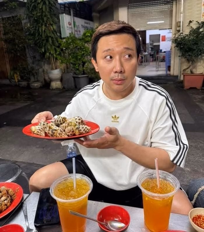 Trấn Th&agrave;nh ăn ốc hương l&uacute;c 2h s&aacute;ng