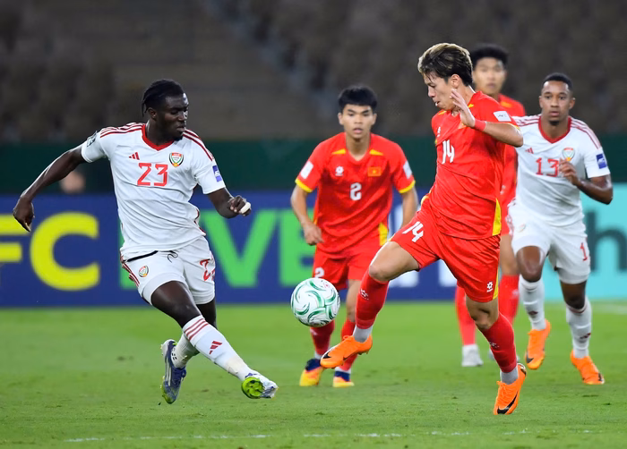 U23 Việt Nam v&agrave; U23 UAE giao tranh trong những ph&uacute;t đầu