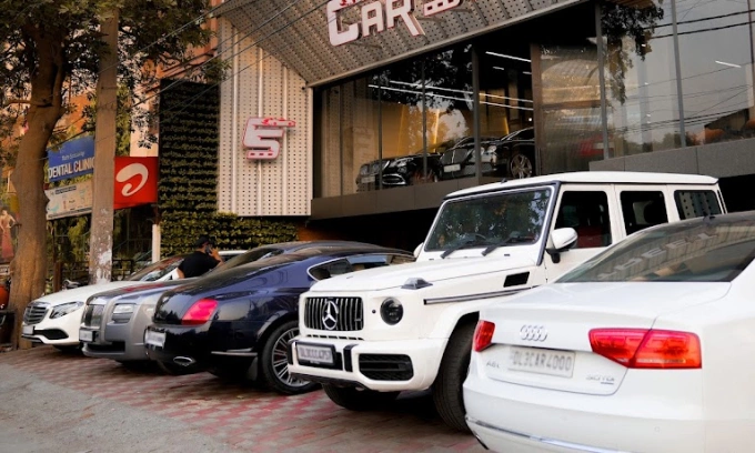 Xe sang ở Delhi - ví dụ cho việc kêu gọi chuyển sang xe điện Các mẫu xe sang trước một đại lý ở Delhi. Ảnh: Wheree