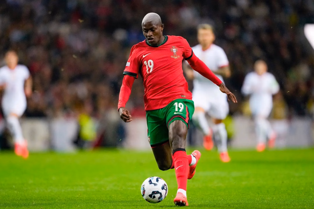 Nuno Mendes gây ấn tượng với khả năng lên công về thủ nhịp nhàng. Nuno Mendes gây ấn tượng với khả năng lên công về thủ nhịp nhàng.