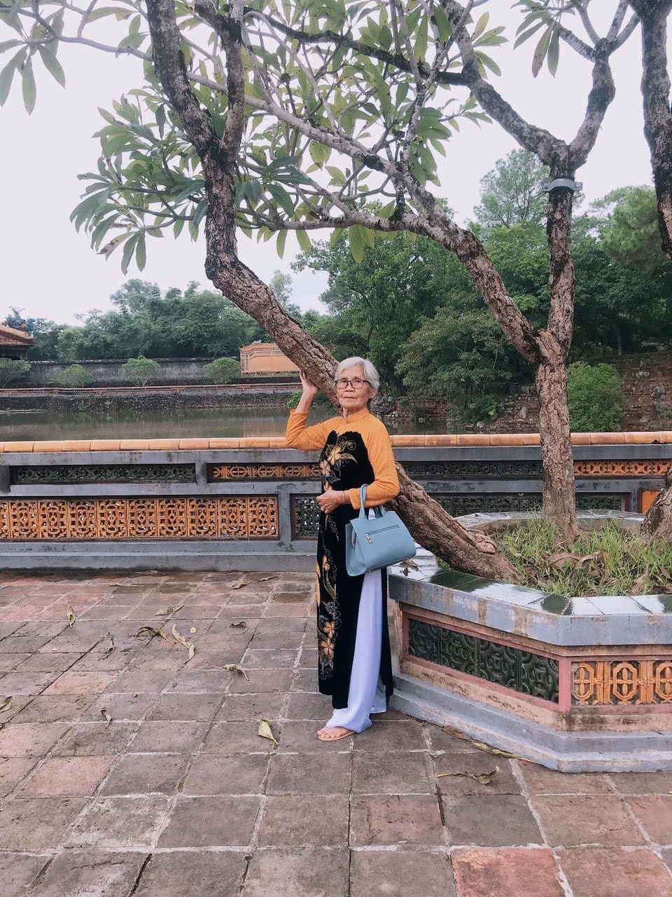 Bà Sáu và bà Tránh Bà Sáu và bà Tránh trong một chuyến du lịch