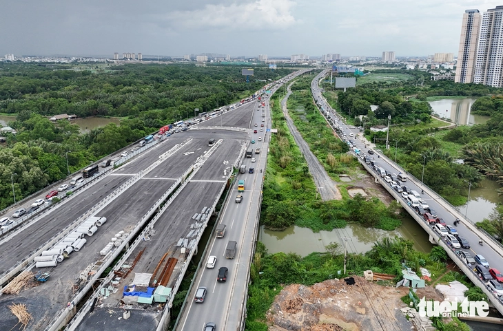 Đường song hành cao tốc TP.HCM - Long Thành - Dầu Giây Tình trạng kẹt xe trên đường song hành cao tốc