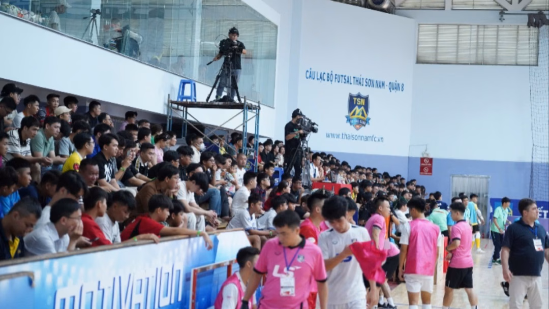 Nhà thi đấu CLB Futsal Quận 8 Nhà thi đấu CLB Futsal Quận 8 (Thành phố Hồ Chí Minh) luôn chật kín khán giả trong các trận đấu cuối mùa giải.