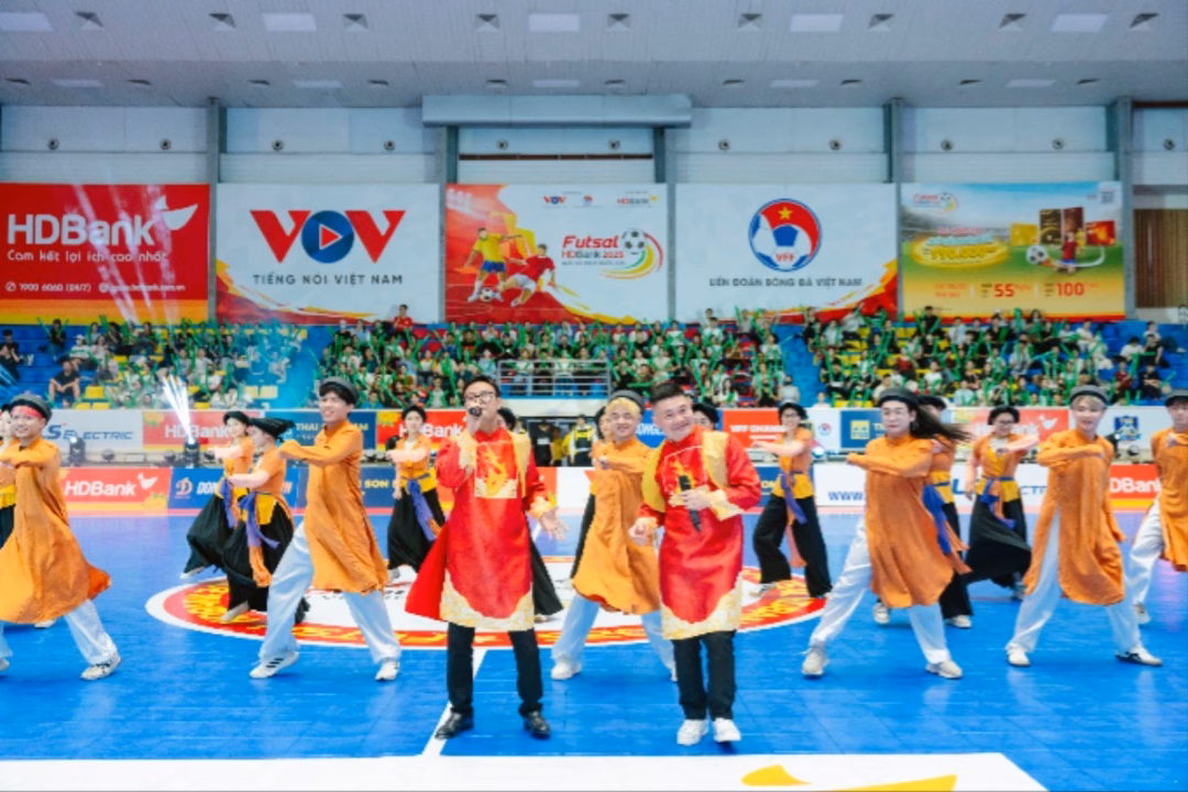 Bài hát Hiên ngang Futsal Việt Nam Sáng tác độc quyền Hiên ngang Futsal Việt Nam với sự kết hợp giữa Xẩm và Rap