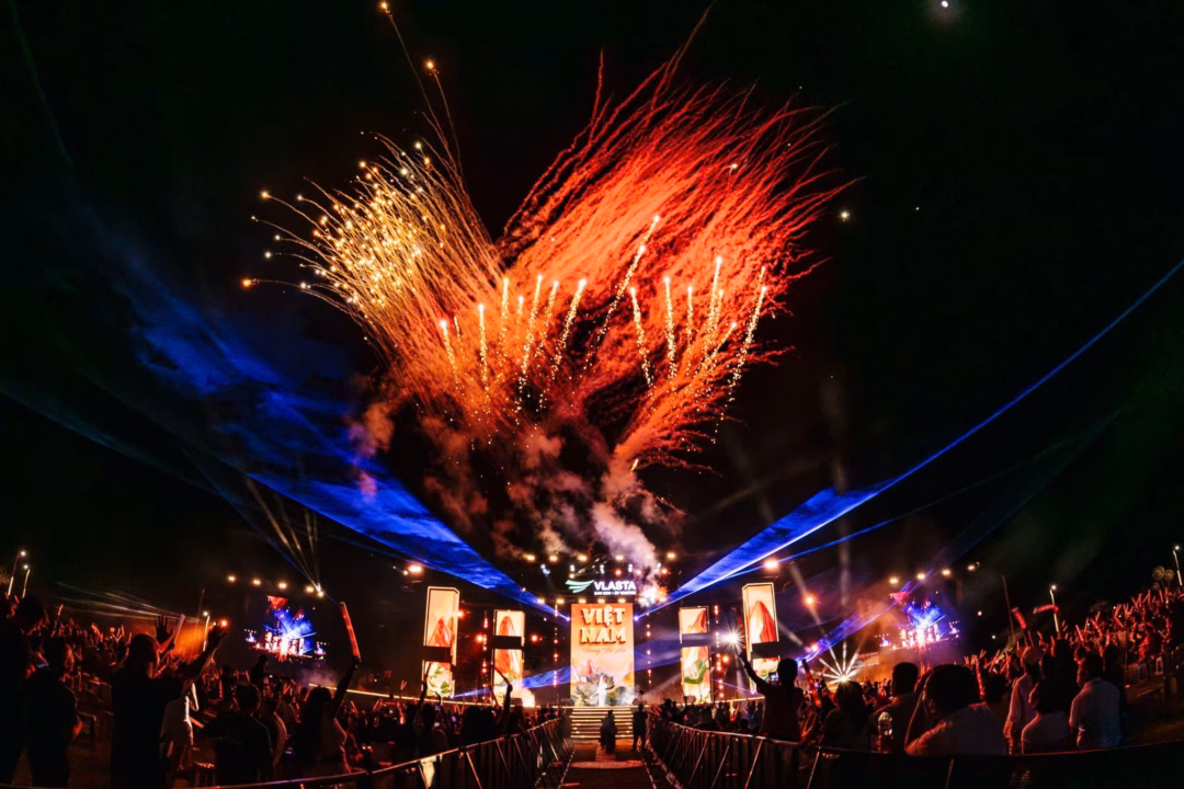 Vlasta Summer Fest Vlasta Summer Fest và các màn biểu diễn cháy không cần xăng