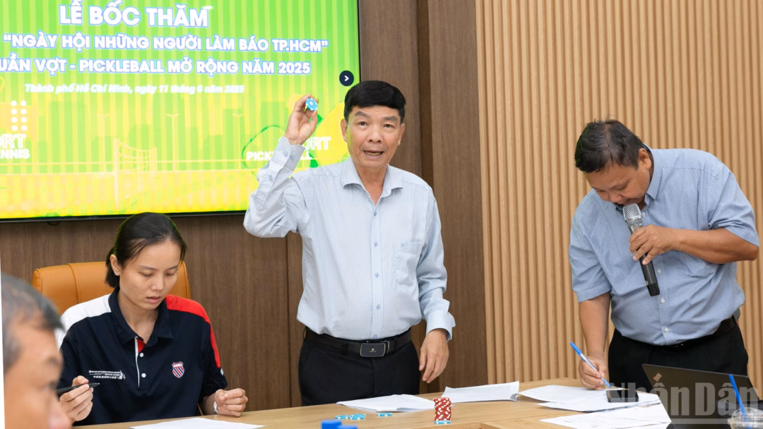 Đại diện các đơn vị tham gia và Ban tổ chức bốc thăm xếp lịch thi đấu. Đại diện các đơn vị tham gia và Ban tổ chức bốc thăm xếp lịch thi đấu.