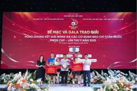 Cựu tuyển thủ đội tuyển Thái Lan Thonglao trao giải Vua phá lưới và giải Thủ môn xuất sắc nhất cho các cầu thủ. Cựu tuyển thủ đội tuyển Thái Lan Thonglao trao giải Vua phá lưới và giải Thủ môn xuất sắc nhất cho các cầu thủ.