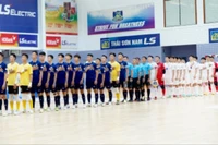 Trận đấu giữa Thái Sơn Nam và Thái Sơn Bắc Câu lạc bộ Thái Sơn Nam Thành phố Hồ Chí Minh (áo xanh) gặp Câu lạc bộ Thái Sơn Bắc (áo trắng).