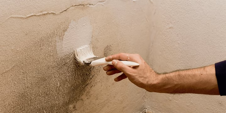 Trám vá và sơn lại Trám vá và sơn lại tường sau khi xử lý ẩm mốc bong tróc