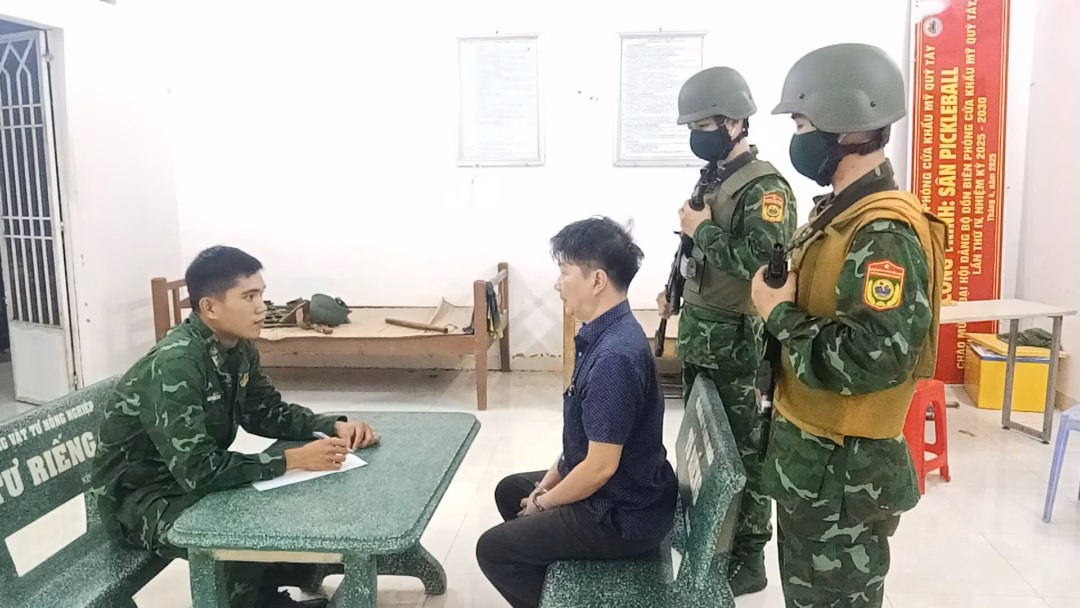 Lực lượng chức năng thu giữ tang vật Lực lượng chức năng thu giữ tang vật