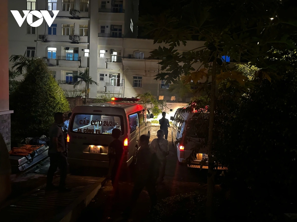 10 người được cứu trong vụ tàu đâm nhau ở Vịnh Hạ Long đang được điều trị ở Quảng Ninh Xe cứu thương được huy động đưa những người không may về quê quán
