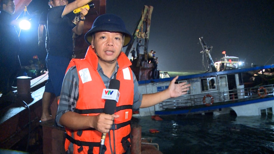 Cần ‘hệ thống chữa lành’ cho người dân sau thiên tai Nhà báo Nguyễn Trường Sơn đưa tin về công tác cứu hộ ở Hạ Long, Quảng Ninh (Ảnh: NVCC)