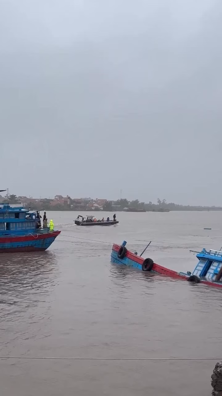CSGT cứu 9 người mắc kẹt trong tàu cá bị lật trên sông Chanh Tàu cá bị lật chìm, 9 thuyền viên được cứu sống ở Quảng Ninh.