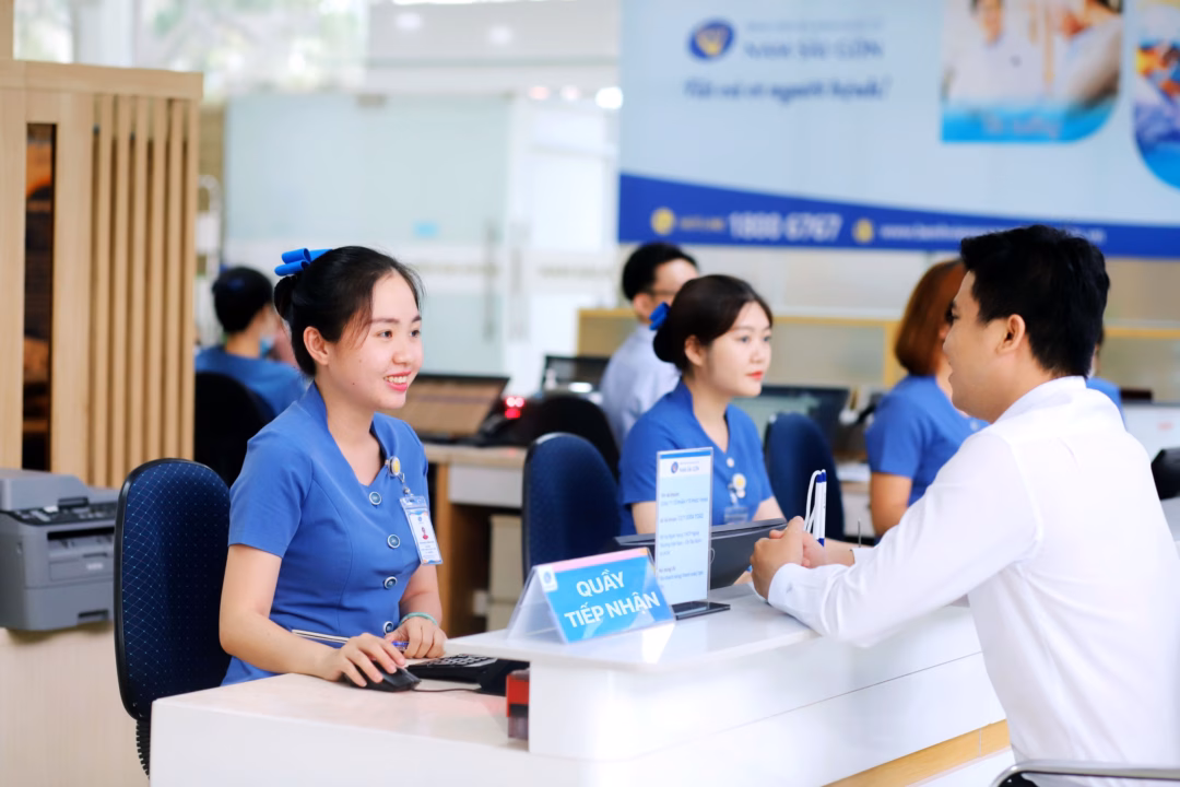 Dịch vụ khám chữa bệnh ở bệnh viện quốc tế cũng được bảo hiểm y tế chi trả Nhân viên đang tư vấn chính sách BHYT cho người bệnh. Ảnh: BVCC.