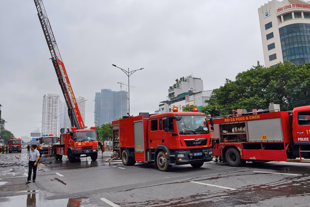 Tại hiện trường, Cảnh sát PCCC&CNCH đã sử dụng xe thang để tiếp cận, dập tắt đám cháy.