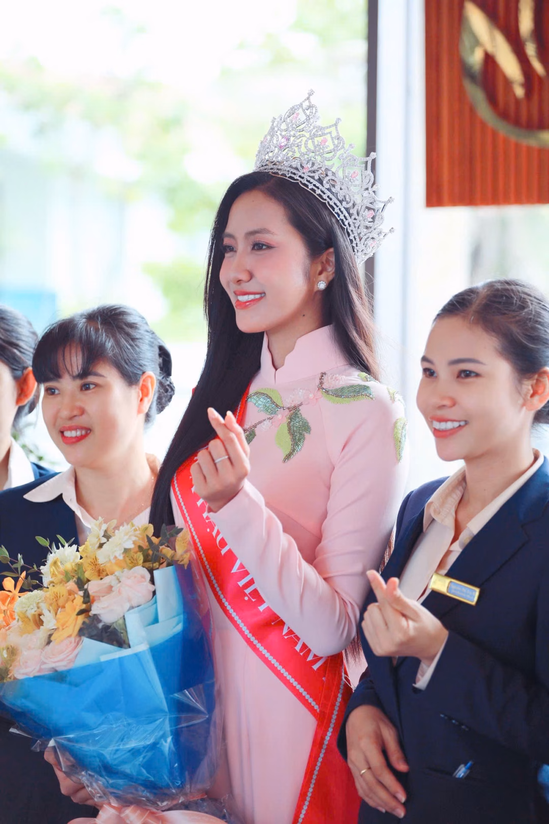 Hà Trúc Linh khoe áo dài bên Ghành Đá Đĩa và tháp Nghinh Phong Cô nhận được sự chào đón nồng nhiệt khi trở về quê nhà sau đăng quang.
