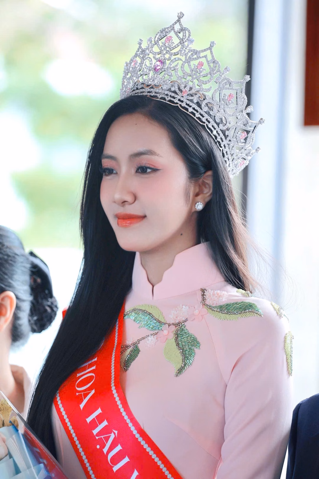 Hà Trúc Linh khoe áo dài bên Ghành Đá Đĩa và tháp Nghinh Phong