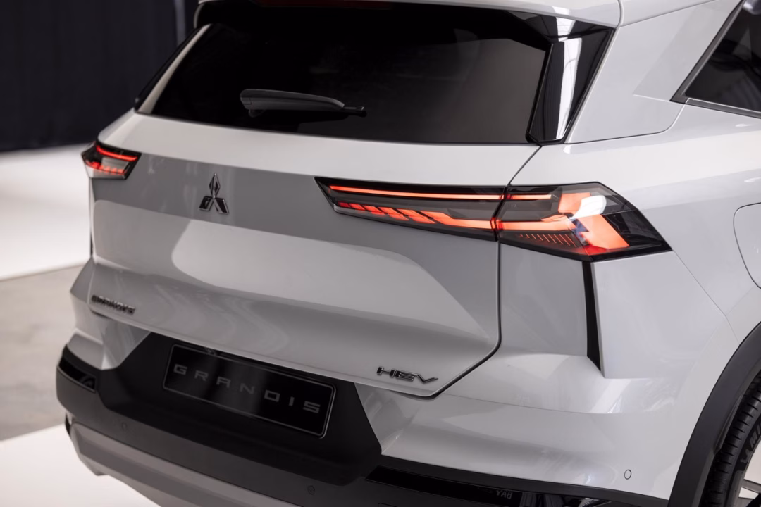 Mitsubishi Grandis tái xuất Việt Nam sau 14 năm với diện mạo SUV và công nghệ hybrid Nhà sản xuất cho biết Grandis HEV tiêu thụ 4,5 lít/100km trong điều kiện hỗn hợp - tiết kiệm hơn Corolla Cross (5 lít/100km) (Ảnh: Mitsubishi).
