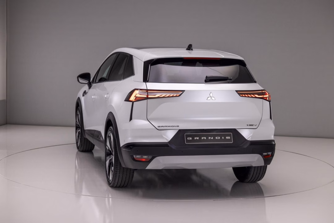 Mitsubishi Grandis tái xuất Việt Nam sau 14 năm với diện mạo SUV và công nghệ hybrid Đuôi xe Grandis trông liền lạc hơn Symbioz do không còn nếp gấp nối liền cụm đèn hậu LED (Ảnh: Mitsubishi).