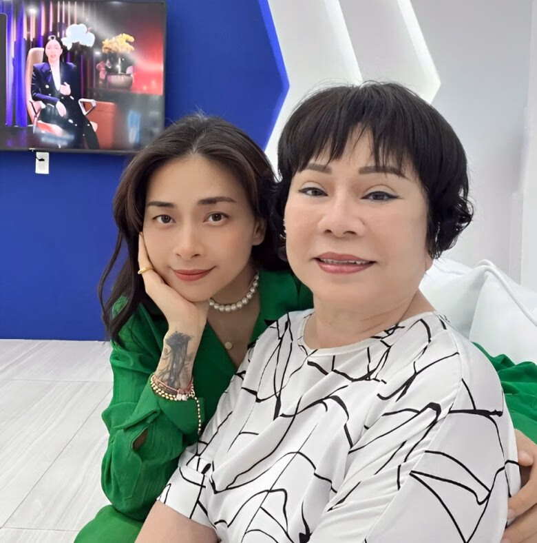 Ngô Thanh Vân hào hứng chào đón con đầu lòng, mong có thêm em gái Mẹ Ngô Thanh Vân vất vả không kém khi con gái ốm nghén.