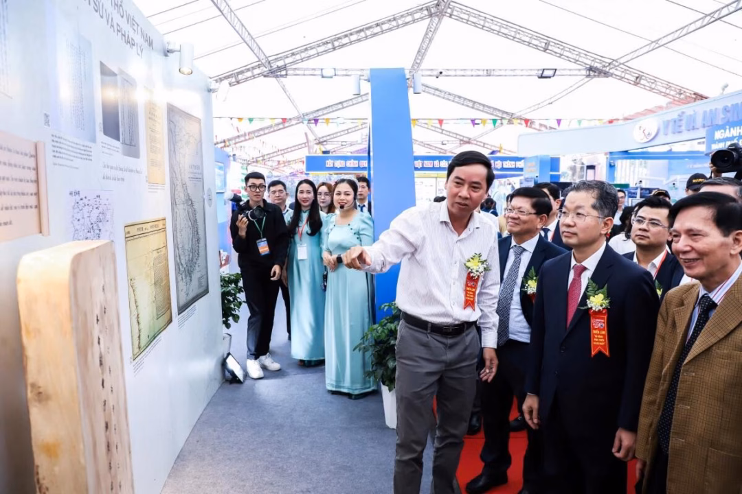 Nhà Trưng bày Hoàng Sa đón gần 23% khách tham quan trong 6 tháng đầu năm Trải nghiệm không gian số hóa hiện vật, thực tế ảo trong chương trình Báo chí - Nhịp cầu nối đảo xa.