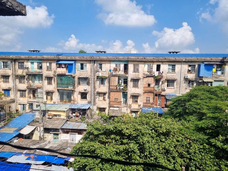 Ông Phạm Hồng Thái, Chủ tịch UBND phường Nam Định (thứ 2 bên phải), khảo sát, vận động người dân di chuyển đến nơi an toàn tránh bão. Ảnh: Thanh Bình