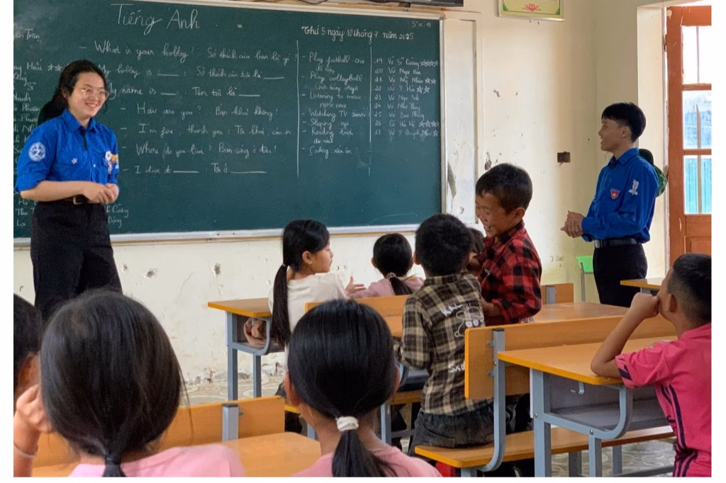 Sinh viên tình nguyện làm thay đổi vùng đất khó khăn ở Huồi Tụ Không khí lớp học tiếng Anh luôn rộn rã tiếng cười