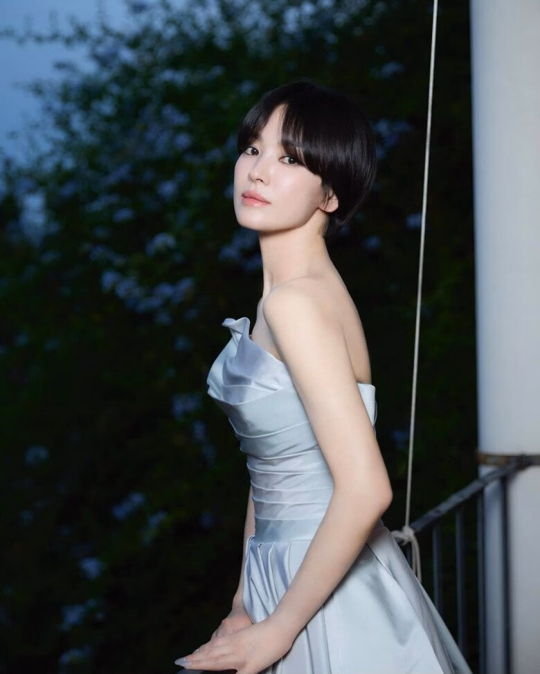 Song Hye Kyo bật mí 3 bí quyết chăm sóc da طبيعي đẹp ở tuổi 44 Ở tuổi 44, không cần đến công nghệ thẩm mỹ, Song Hye Kyo đã chứng minh việc kiên trì với lối sống lành mạnh và chu trình chăm sóc da đơn giản nhưng đều đặn chính là chìa khóa giữ gìn thanh xuân.