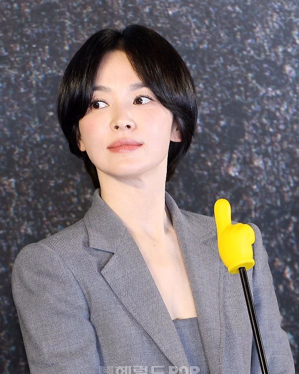 Song Hye Kyo bật mí 3 bí quyết chăm sóc da طبيعي đẹp ở tuổi 44 Quốc bảo nhan sắc xứ Hàn từng tiết lộ việc rửa mặt bằng sữa tươi.