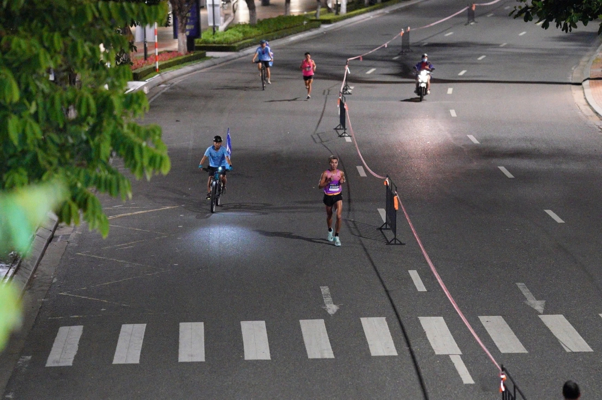 Vận động viên 20 tuổi vô địch VnExpress Marathon Đà Nẵng Sau khoảng 30 phút thi đấu, nhóm cạnh tranh ngôi vô địch được xác định. Huỳnh Anh Khôi và Nguyễn Văn Long tách top, so kè nhau từ khoảng km số 7.