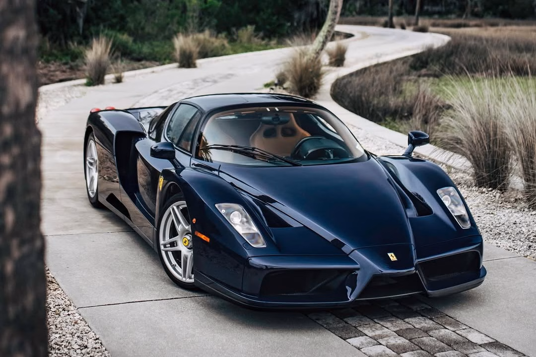 Ferrari hé lộ màu sơn mới lấy cảm hứng từ lịch sử đua xe Nhiều chủ sở hữu cũng lựa chọn màu sơn Blu Pozzi vốn có sắc xanh tinh tế. Tùy chọn này được đặt theo tên ông Charles Pozzi, tay đua người Pháp và sau này là nhà nhập khẩu của Ferrari và Maserati tại quốc gia này.