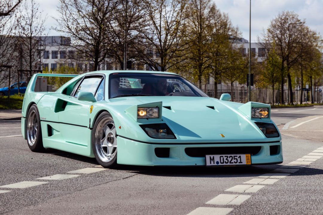 Ferrari hé lộ màu sơn mới lấy cảm hứng từ lịch sử đua xe Với những ai mong muốn phong cách cổ điển, màu xanh Verde Pallido sẽ là một lựa chọn hợp lý. Tông màu này nổi tiếng nhất khi xuất hiện trên siêu phẩm Ferrari 250 GTO của huyền thoại Sir Stirling Moss.