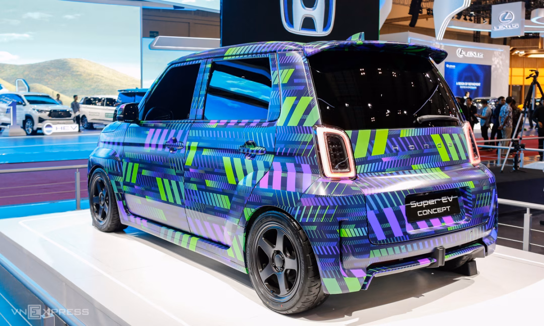 Honda hé lộ mẫu xe điện mini Super EV Concept tại GIIAS 2025 Bản concept được quây kín không cho khách thăm quan tiếp cận. Kính dán đen che đi thiết kế nội thất của Super EV Concept.