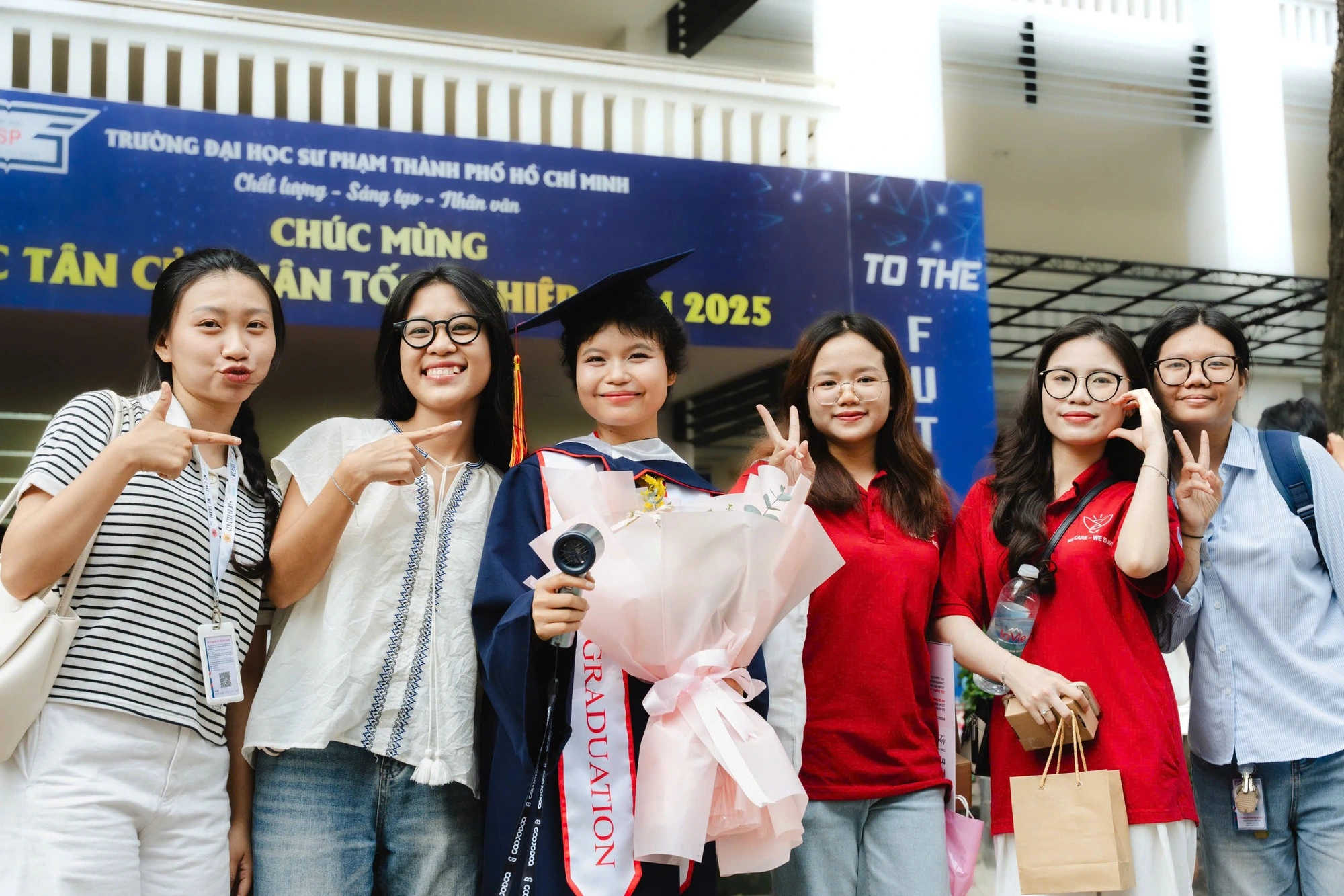 Cuộc gặp gỡ đầy xúc động của Thảo và bạn bè trong ngày tốt nghiệp