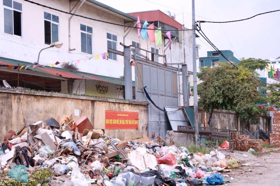 Hai chợ nghìn tỷ đồng ở Hà Nội bỏ hoang, trở thành nơi đổ rác