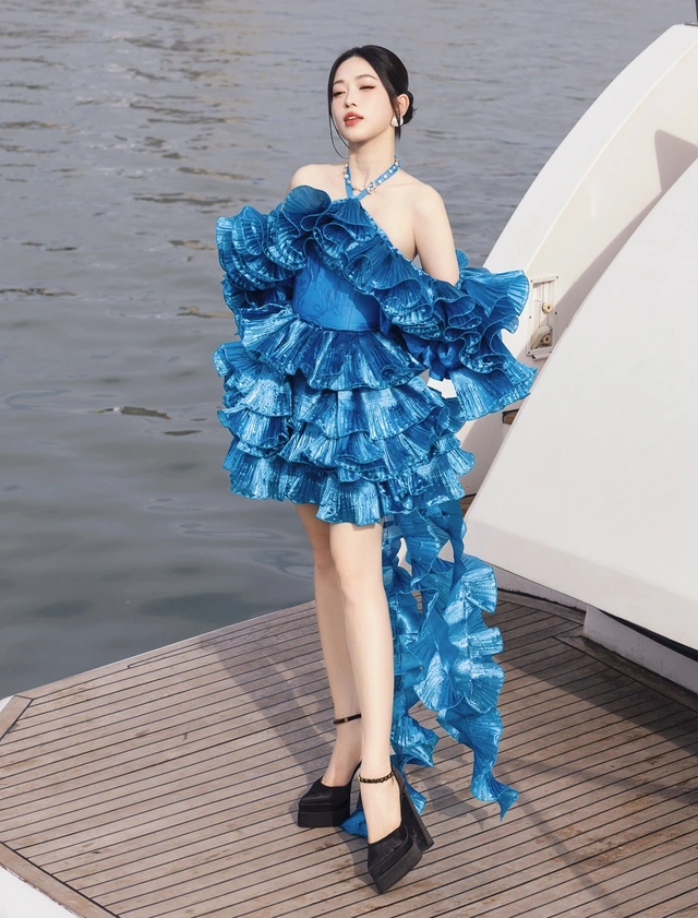 Màu xanh da trời làm ‘nóng’ thiết kế thời trang hiện nay Hóa nàng thơ mùa hạ cùng sắc xanh sky blue tươi mát, dịu dàng và quyến rũ - Ảnh 2.