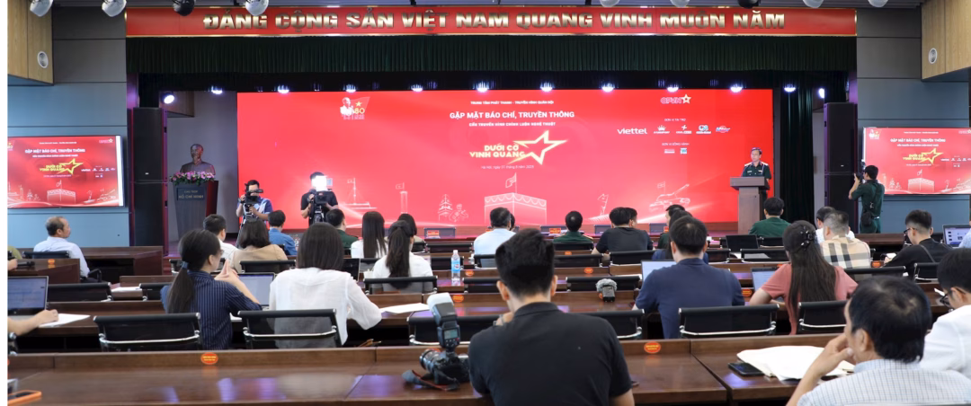 Đặc sắc màn bắn súng thần công trên sân khấu “Dưới cờ vinh quang”